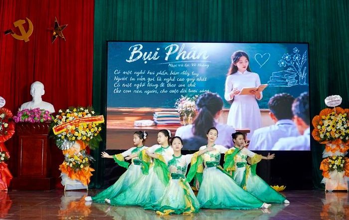 Khai giảng năm học mới là thêm một lần các thế hệ học sinh tri ân những người thầy, người cô đã dạy dỗ mình nên người.