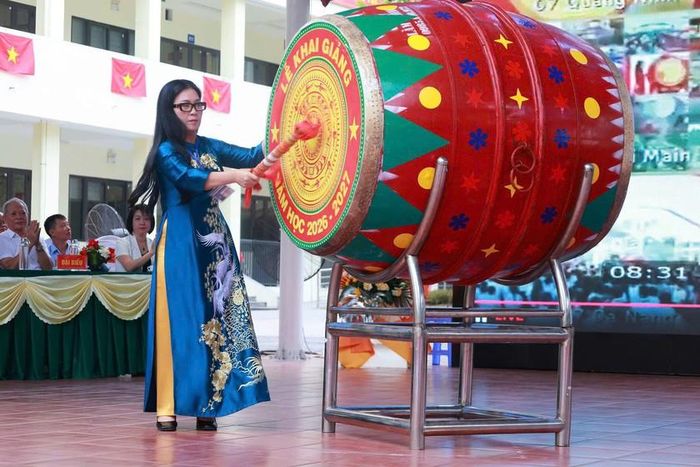 Tiếng trống khai trường vang lên không chỉ mở đầu một năm học mới mà còn đánh dấu quyết tâm của toàn ngành Giáo dục và Đào tạo tỉnh trong việc thực hiện chủ đề năm học: "Đổi mới tư duy - Chuyển biến mạnh mẽ - Kết quả thực chất".