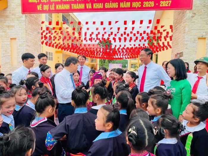 Chủ tịch UBND thành phố Quảng Ninh Bùi Văn Khắng trò chuyện cùng các học sinh. Ảnh: TT