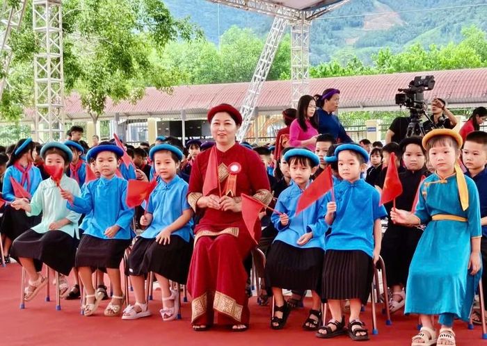 Cô trò hân hoan ngày khai trường. Ảnh: TT