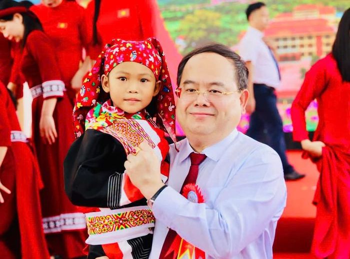 Bí thư Thành ủy Quảng Ninh Quản Minh Cường hòa chung niềm vui với các em học sinh. Ảnh: TT