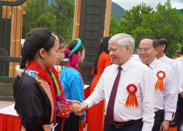 Uỷ viên Bộ Chính trị, Phó Chủ tịch Thường trực Quốc hội Đỗ Văn Chiến dự lễ khai giảng tại phổ thông nội trú Tiểu học và Trung học cơ sở Bình Liêu. Ảnh: CP