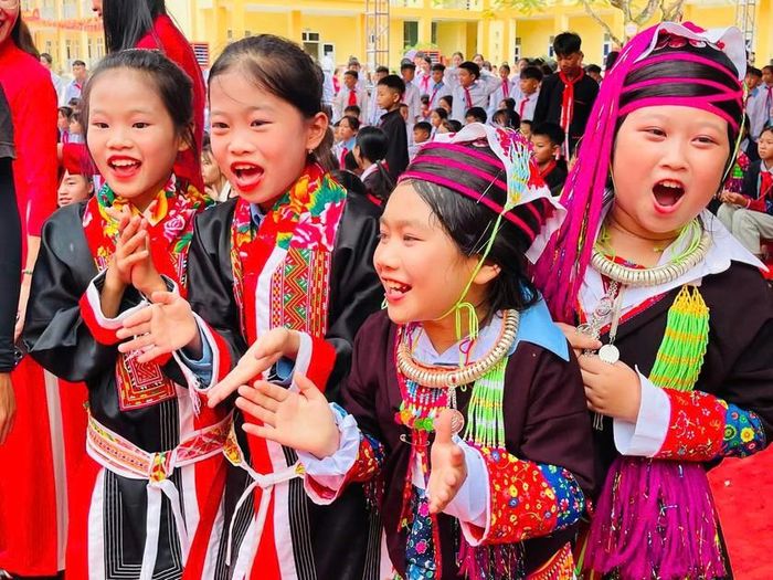 Niềm vui ngày khai giảng của các em. Ảnh: TT