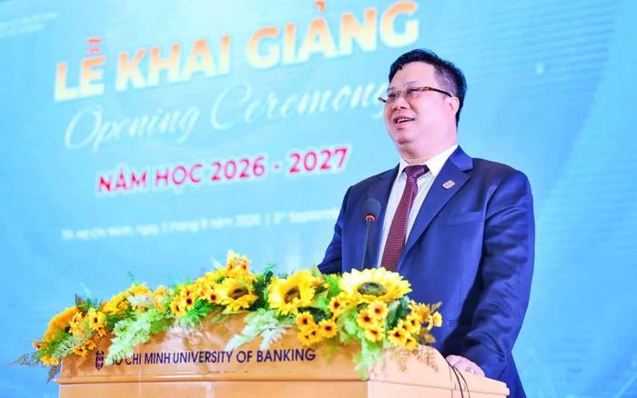 GS.TS. Nguyễn Đức Trung, Hiệu trưởng Nhà trường phát biểu khai giảng năm học mới.