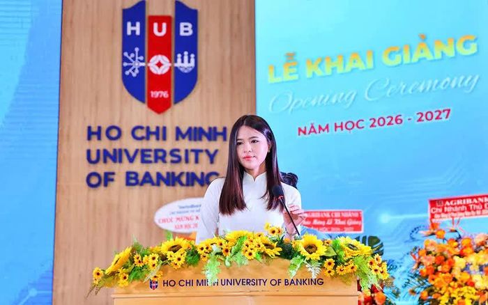 Tân sinh viên Tăng Thụy Minh Tâm phát biểu trong lễ khai giảng năm học 2026-2027