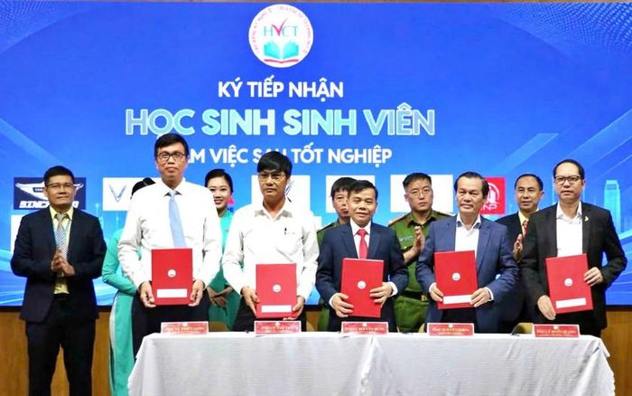 Lễ ký kết giữa Trường Cao đẳng Kỹ nghệ II và 14 doanh nghiệp về tiếp nhận sinh viên làm việc sau tốt nghiệp.