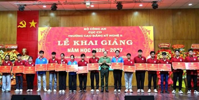 Thứ trưởng Lê Văn Tuyến trao 2 suất học bổng toàn phần tặng 2 sinh viên và trao 16 phần quà tặng các sinh viên có hoàn cảnh khó khăn, nỗ lực vươn lên trong học tập.