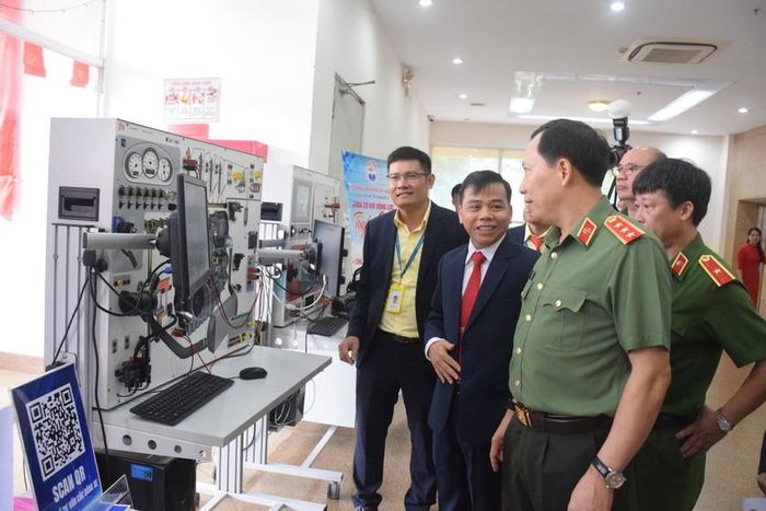 Thượng tướng Lê Văn Tuyến, Thứ trưởng Bộ Công an và lãnh đạo Trường Cao đẳng Kỹ nghệ II tham quan khoa cơ khí động lực của nhà trường.