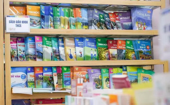 Để giải quyết tình trạng thiếu sách trước mắt, các đơn vị in đang tăng tốc sản xuất, bổ sung nguồn hàng cho thị trường.
