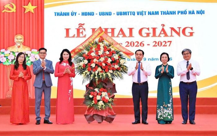 Ủy viên Bộ Chính trị, Bí thư Thành ủy, Trưởng Đoàn đại biểu Quốc hội thành phố Hà Nội Trần Đức Thắng chúc mừng Trường Trung học cơ sở Trần Duy Hưng vào năm học mới.