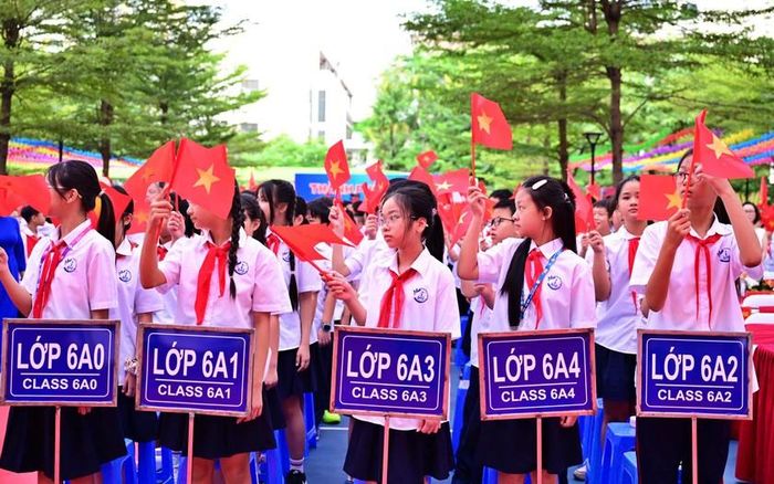 Học sinh Trường Trung học cơ sở Trần Duy Hưng bước vào năm học mới.