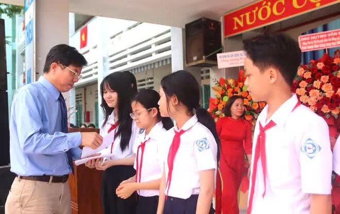 Tam Kỳ (Đà Nẵng) trao gần 126 triệu đồng học bổng và quỹ an sinh đầu năm học mới 2026-2027.