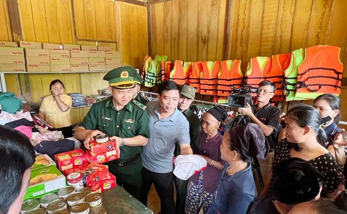 Bà con phấn khởi nhận quà từ Bộ đội Biên phòng và lãnh xã Châu Khê. Ảnh: Quốc Huy