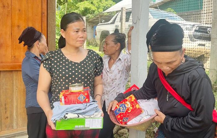 Bà con nhân dân phấn khởi nhận quà từ Ban tổ chức chương trình. Ảnh: Quốc Huy