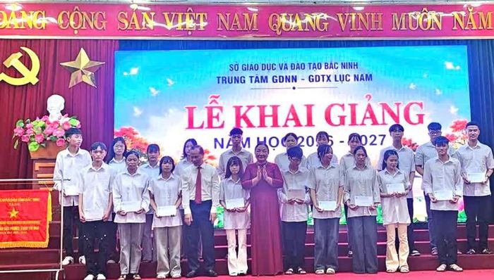 Hội Khuyến học tỉnh Bắc Ninh tham dự Lễ khai giảng tại 5 cơ sở giáo dục trao tặng 100 suất quà với tổng kinh phí 100 triệu đồng.
