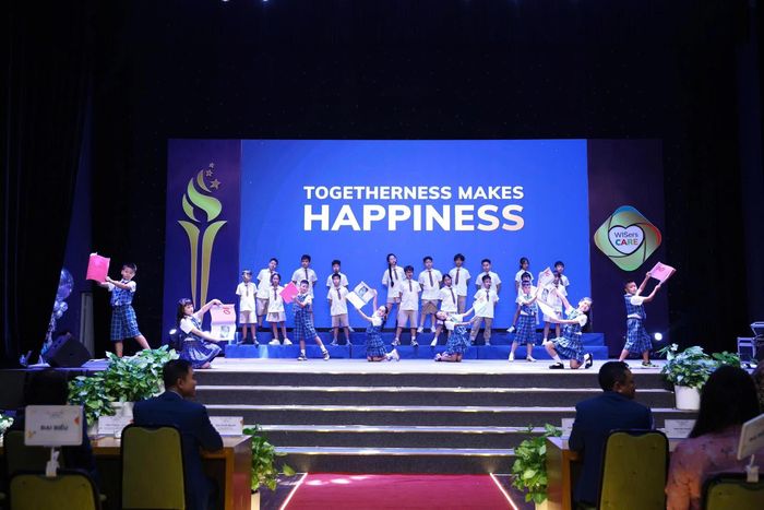 Học sinh Wellspring Hanoi trình diễn tiết mục bài hát chủ đề “Togetherness makes happiness” của năm học 2026-2027.