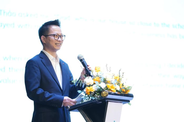 Ông Nguyễn Gia Phong, đại diện phụ huynh học sinh lớp 1, phát biểu đầu năm học.