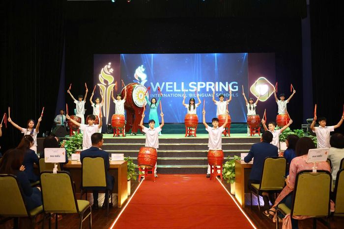 16 trống cùng vang lên trong tiết mục “Trống hội khai trường” do học sinh Wellspring Hanoi trình diễn, khép lại Lễ Khai giảng năm học 2026-2027.