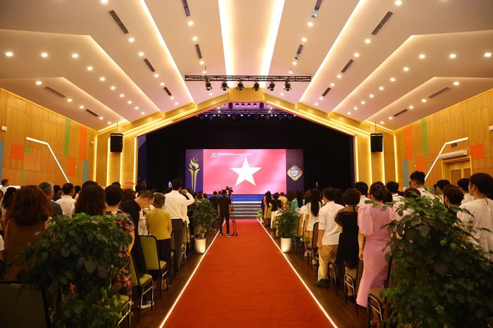 Học sinh, giáo viên, cán bộ nhân viên Trường Phổ thông Liên cấp Song ngữ Quốc tế Wellspring Hanoi thực hiện nghi lễ chào cờ thiêng liêng tại hội trường.