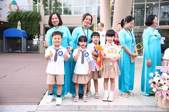 Thầy cô Wellspring Hanoi chào đón chào học sinh mới trong ngày khai giảng.
