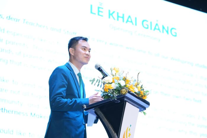 TS. Nguyễn Vĩnh Sơn, Phó Chủ tịch Hội đồng Giáo dục Hệ thống Trường Phổ thông Liên cấp Song ngữ Quốc tế Wellspring, phát biểu chào mừng năm học mới.