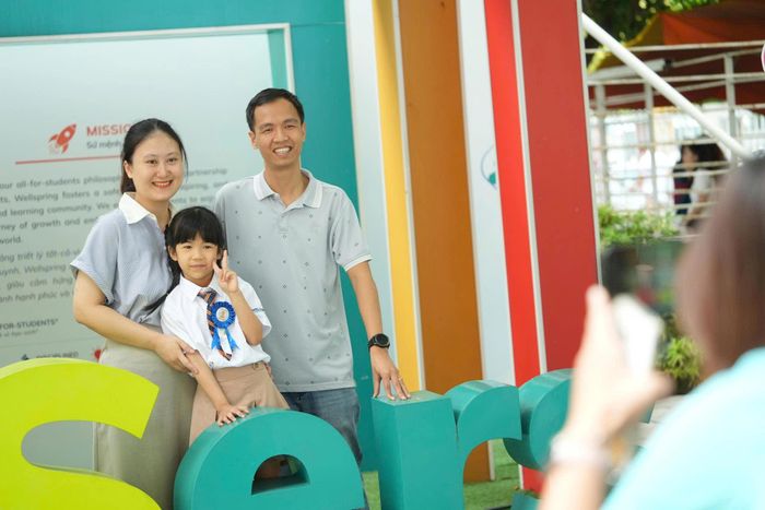 Gia đình cùng học sinh Trường Wellspring Hanoi lưu lại những khoảnh khắc trong ngày khai giảng năm học mới.