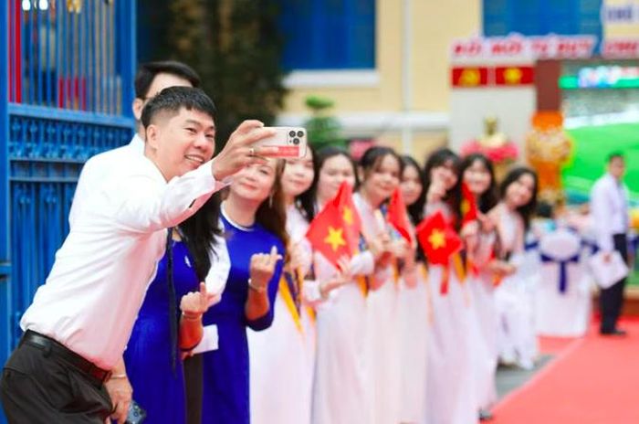 Thầy trò trường THPT Trần Khai Nguyên đến trường từ sớm để chuẩn bị cho lễ khai giảng. Ảnh: Znews