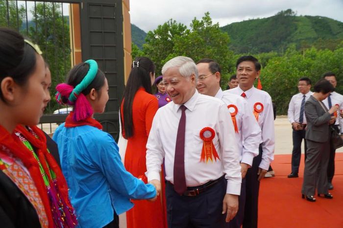 Đồng chí Đỗ Văn Chiến, Ủy viên Bộ Chính trị, Phó Bí thư Thường trực Đảng ủy Quốc hội, Phó Chủ tịch Quốc hội dự lễ Khai giảng năm học mới tại Trường PTNT Tiểu học và THCS Bình Liêu (Quảng Ninh). Ảnh: Hiền Vũ