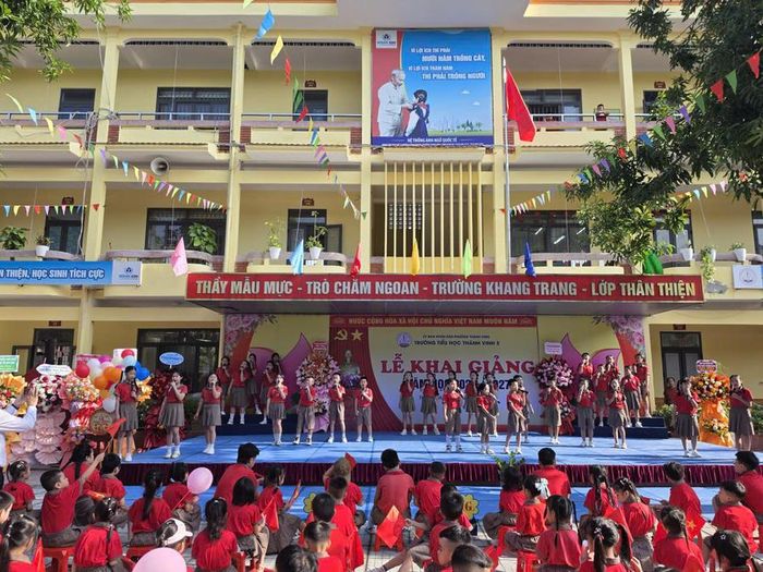 Rộn ràng không khí khai giảng năm học mới tại trường Tiểu học Thành Vinh 3, Nghệ An. Ảnh: Nam Nguyễn