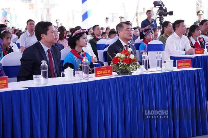 Ủy viên Bộ Chính trị, Thủ tướng Chính phủ Lê Minh Hưng dự lễ khai giảng tại Trường Phổ thông nội trú Tiểu học và THCS Mường Khương. Ảnh: Báo Lao Động.