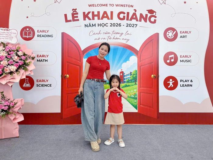 Phụ huynh cùng bé mừng lễ khai giảng tại Trường mầm non Winston Hà Nội.