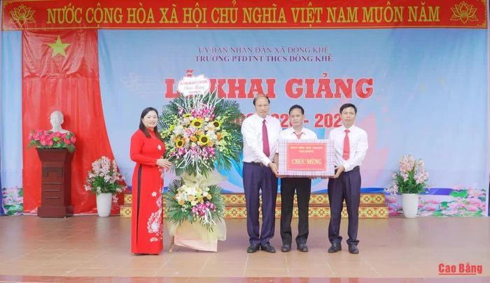 Phó Chủ tịch UBND tỉnh Hoàng Văn Thạch chúc mừng Trường Phổ thông dân tộc nội trú THCS Đông Khê.