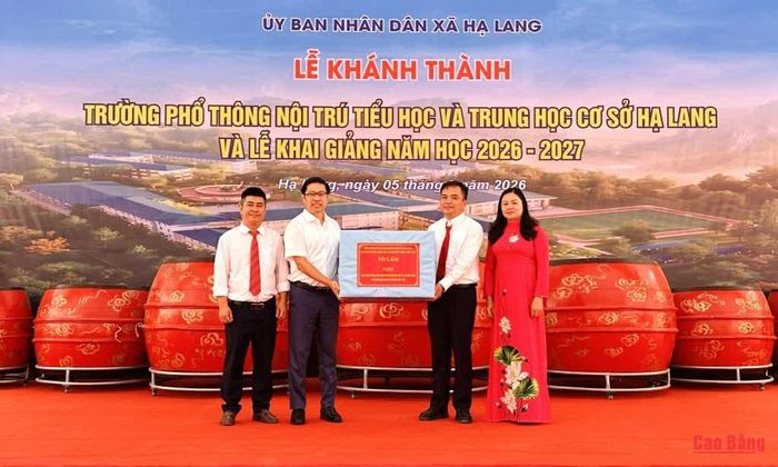 Phó Chủ tịch Thường trực Ủy ban MTTQ tỉnh Vũ Khắc Quang trao quà của Tổng Bí thư, Chủ tịch nước Tô Lâm nhân dịp khai giảng năm học mới cho nhà trường.