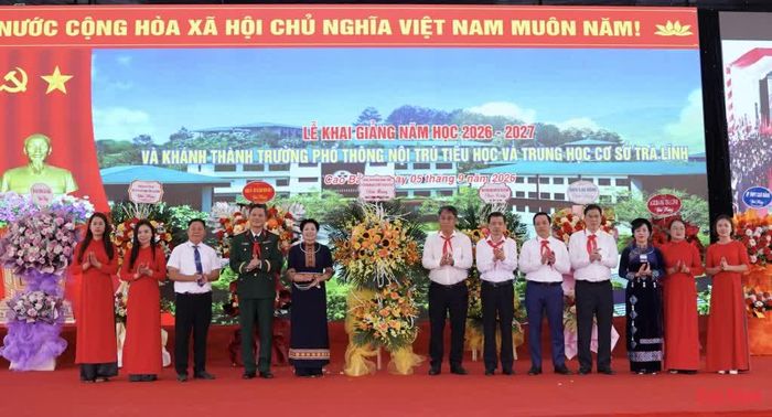 Các đồng chí Thường trực Tỉnh ủy chúc mừng thầy và trò Trường Phổ thông nội trú Tiểu học và THCS Trà Lĩnh.