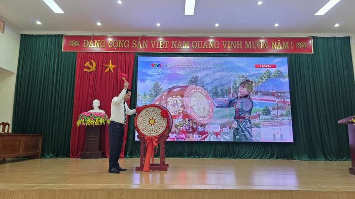 Đồng chí Bế Minh Đức, Tỉnh ủy viên, Phó Chủ tịch HĐND tỉnh đánh trống khai giảng năm học 2026 - 2027.