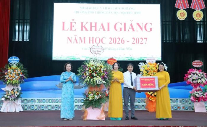 Phó Chủ tịch UBND tỉnh Hà Nhật Lệ tặng hoa và quà chúc mừng nhà trường.
