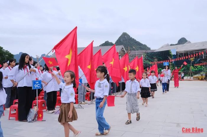 Bỡ ngỡ mà háo hức, những học sinh lớp 1 tay cầm cờ hoa bước những bước đầu tiên vào hành trình học tập dưới mái trường mới.