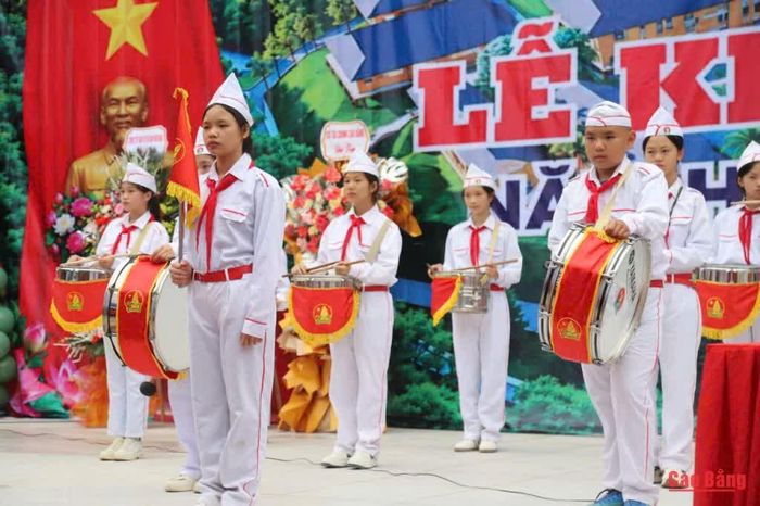 Trong tiếng trống rộn ràng, đội cờ, đội trống tiến vào lễ đài, mở đầu một năm học mới với khí thế và niềm tin mới.