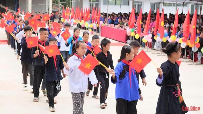 Bước chân nhỏ trên sân trường mới của các học sinh nơi biên cương mang theo những ước mơ lớn.