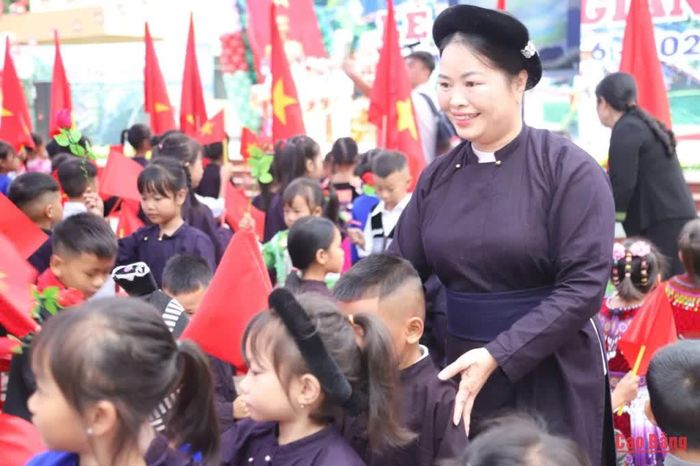 Niềm vui của các thầy cô giáo đồng hành cùng học sinh trong những ngày đầu tiên tại ngôi trường mới.