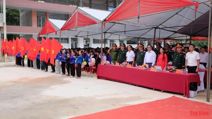 Trong không khí trang nghiêm của ngày khai giảng, thầy và trò tại các trường nội trú liên cấp vùng biên cùng hướng về Quốc kỳ, hòa chung với lễ khai giảng được tổ chức trên cả nước.