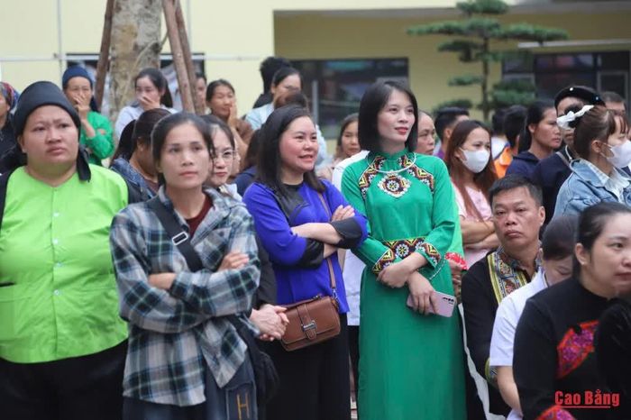 Niềm vui, tự hào xen lẫn bồi hồi hiện rõ trên gương mặt các phụ huynh trong ngày khai giảng.