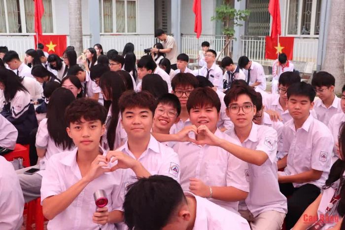 Niềm vui hiện rõ trên những gương mặt học sinh trong ngày đầu tiên của năm học mới.