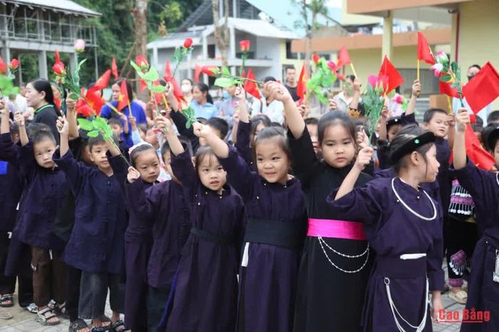 Những sắc màu trang phục dân tộc góp thêm nét đẹp cho ngày khai giảng ở vùng biên Cao Bằng.