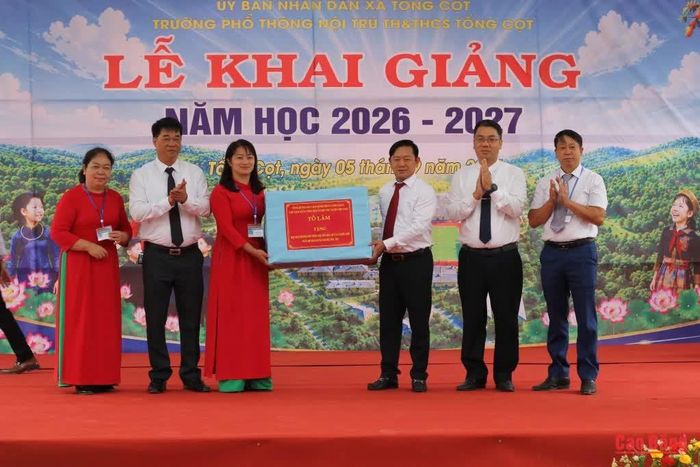 Đồng chí Lã Hoài Nam trao quà của Tổng Bí thư, Chủ tịch nước Tô Lâm và hoa, quà của Tỉnh ủy, HĐND, UBND, Ủy ban MTTQ tỉnh tặng thầy và trò nhà trường.