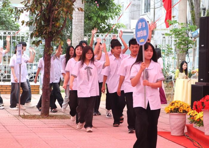 Đón học sinh đầu khoá tại Trường THPT Chuyên Cao Bằng.