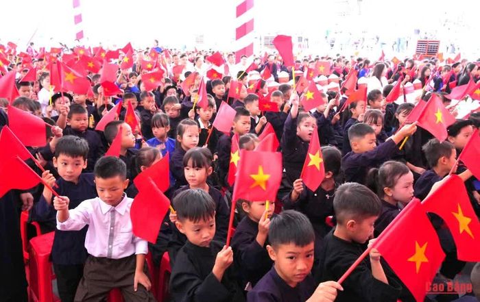 Học sinh Trường Phổ thông nội trú Tiểu học và THCS Trà Lĩnh háo hức trong ngày hội đến trường, cùng hòa chung không khí khai giảng năm học 2026 - 2027.