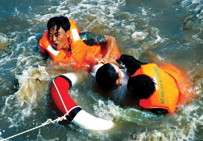 Diễn tập cứu nạn trên biển.