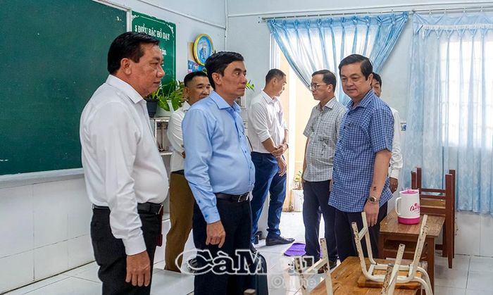 Ông Huỳnh Chí Nguyện, Phó Chủ tịch UBND tỉnh Cà Mau (bìa phải), kiểm tra công tác chuẩn bị năm học mới tại các trường trên địa bàn.