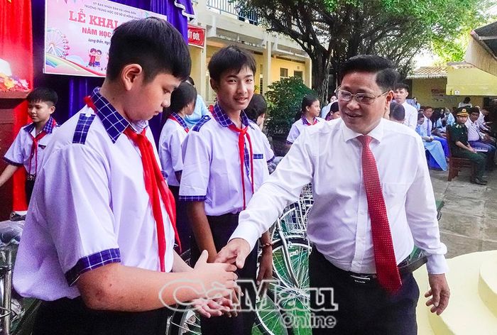 Phó Chủ tịch HĐND tỉnh Bùi Tấn Bảy trao xe đạp, học bổng cho học sinh có hoàn cảnh khó khăn.